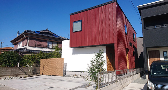 素材感を活かした個性あふれる外観デザイン