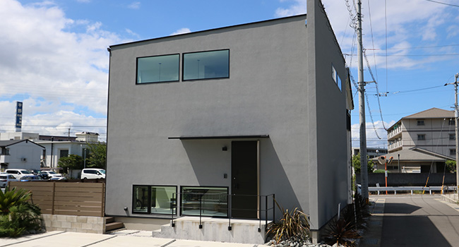 シンプルで洗練された都市に馴染む住宅